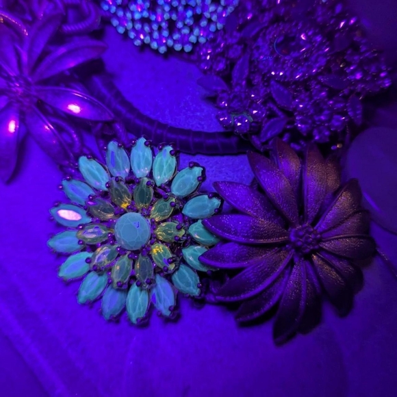 Banana Republic Vintage Gold Tone Charm Necklace - Picture 6 of 6